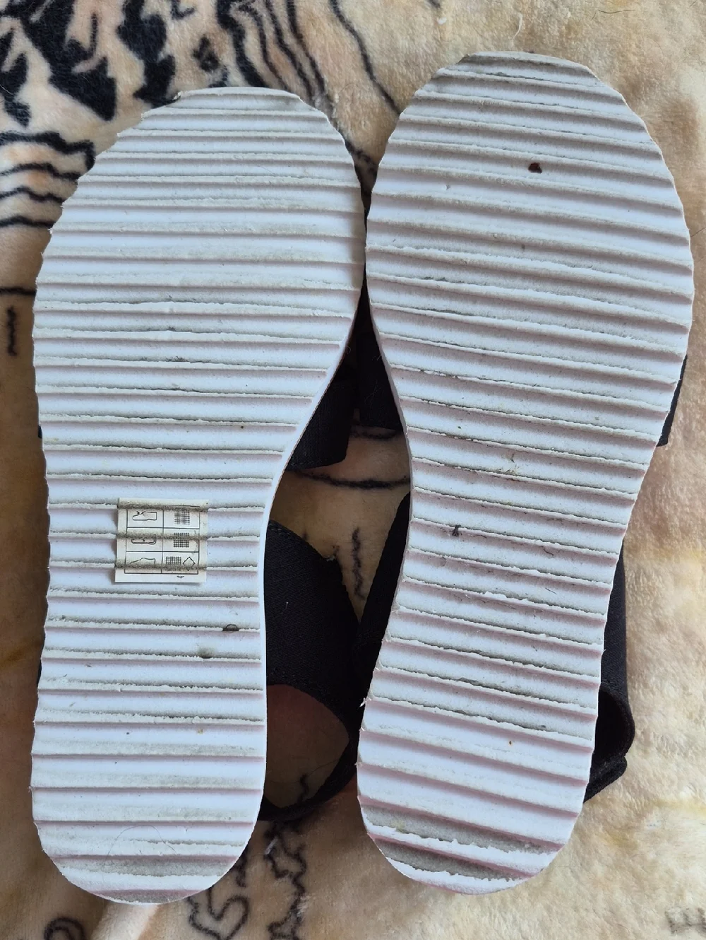 Bobs From Skechers Size 6 Sandals Strappy Details Memory Foam